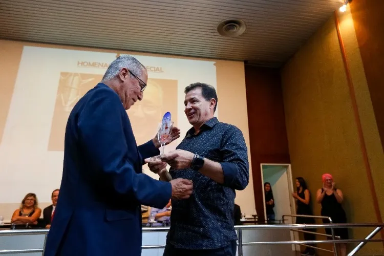 Radialista Arivaldo Maia é homenageado no Prêmio Odete Pacheco 