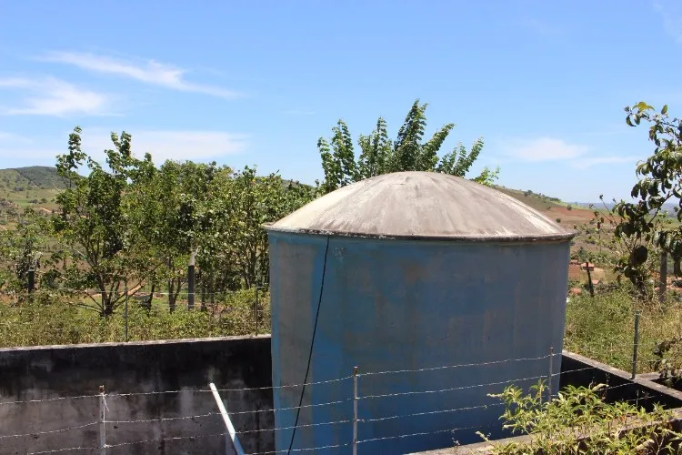Moradores da comunidade Serra, na área urbana de Coité do Nóia, ainda vivem em casas de taipa e sem 