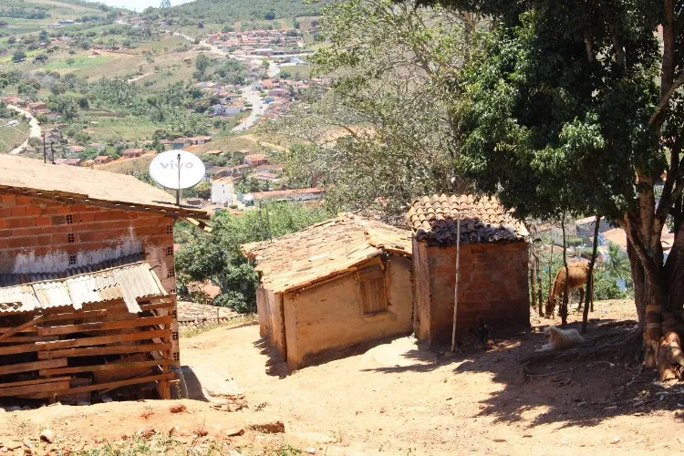 Moradores da comunidade Serra, na área urbana de Coité do Nóia, ainda vivem em casas de taipa e sem 