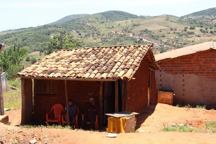 Moradores da comunidade Serra, na área urbana de Coité do Nóia, ainda vivem em casas de taipa e sem 