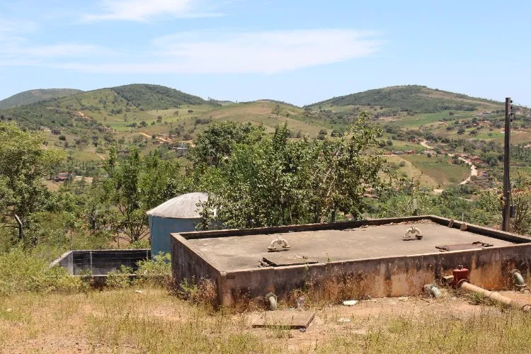Moradores da comunidade Serra, na área urbana de Coité do Nóia, ainda vivem em casas de taipa e sem 