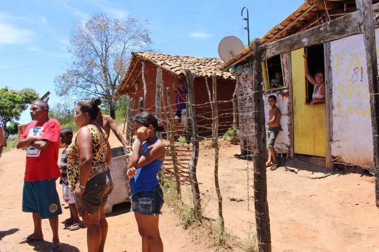Moradores da comunidade Serra, na área urbana de Coité do Nóia, ainda vivem em casas de taipa e sem 