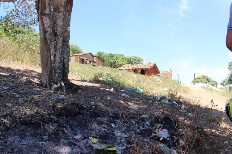 Moradores da comunidade Serra, na área urbana de Coité do Nóia, ainda vivem em casas de taipa e sem 