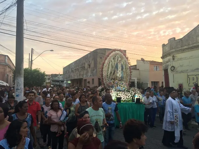 Centenas de fiéis foram às ruas da capital alagoana e do interior para homenagear a santa