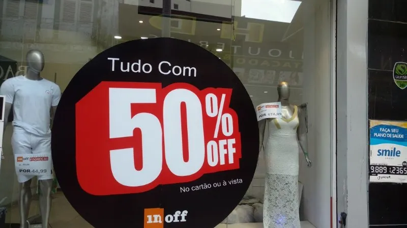 População aproveita o momento pós-feriado e a queima de preço dos produtos para fazer compras