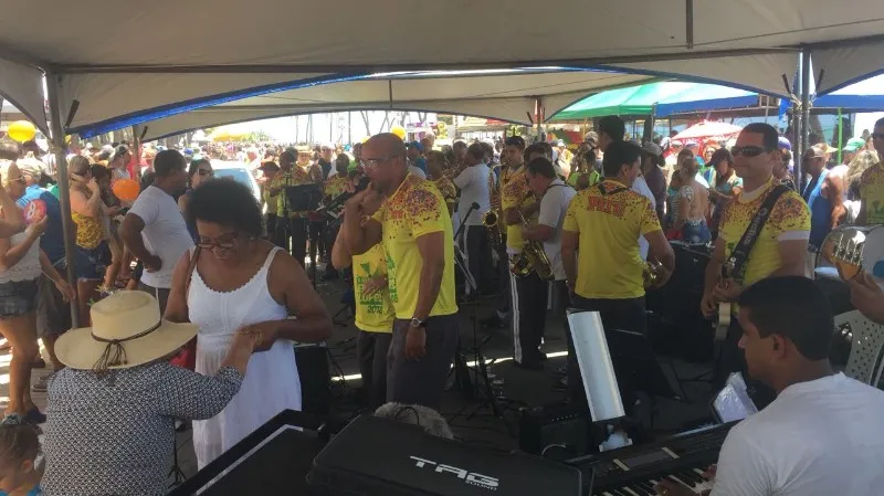 Abertura das prévias carnavalescas aconteceu na rua fechada da Ponta Verde