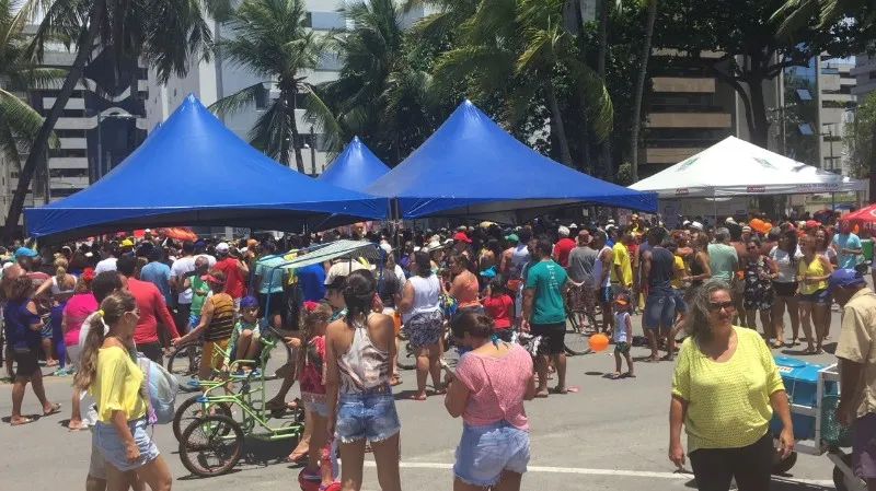 Abertura das prévias carnavalescas aconteceu na rua fechada da Ponta Verde