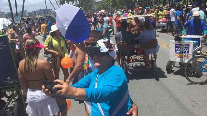Abertura das prévias carnavalescas aconteceu na rua fechada da Ponta Verde