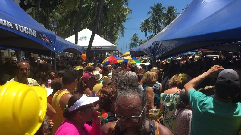Abertura das prévias carnavalescas aconteceu na rua fechada da Ponta Verde