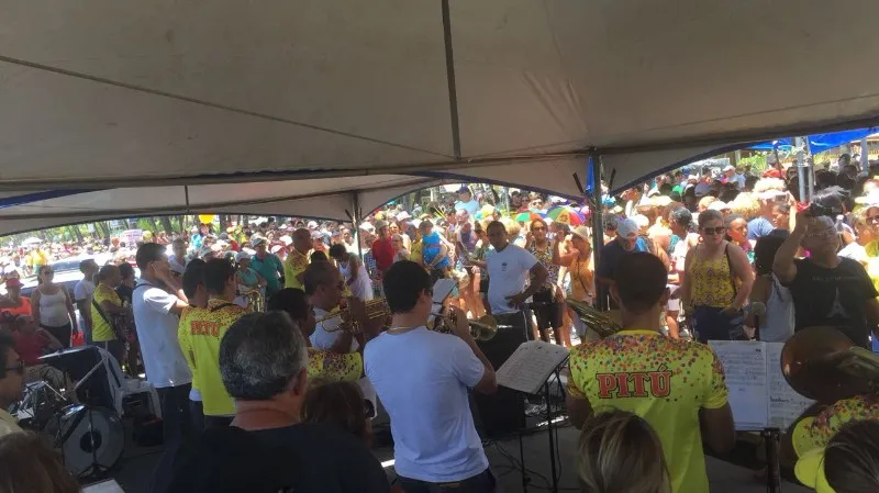 Abertura das prévias carnavalescas aconteceu na rua fechada da Ponta Verde