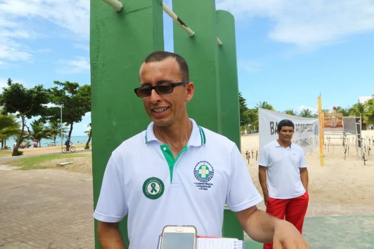 Cruzes espalhadas na orla de Maceió lembram vítimas de acidente de trabalho 