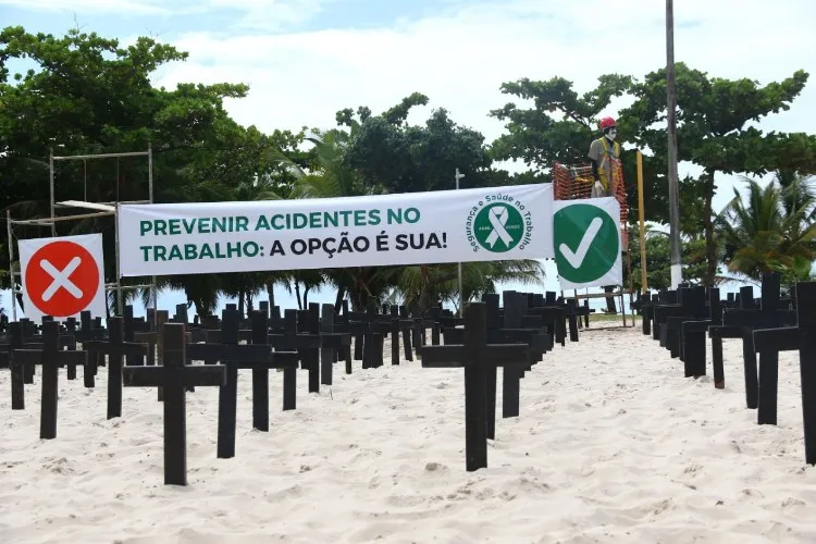 Cruzes espalhadas na orla de Maceió lembram vítimas de acidente de trabalho 