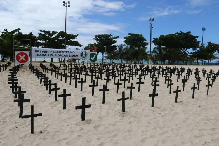 Cruzes espalhadas na orla de Maceió lembram vítimas de acidente de trabalho 