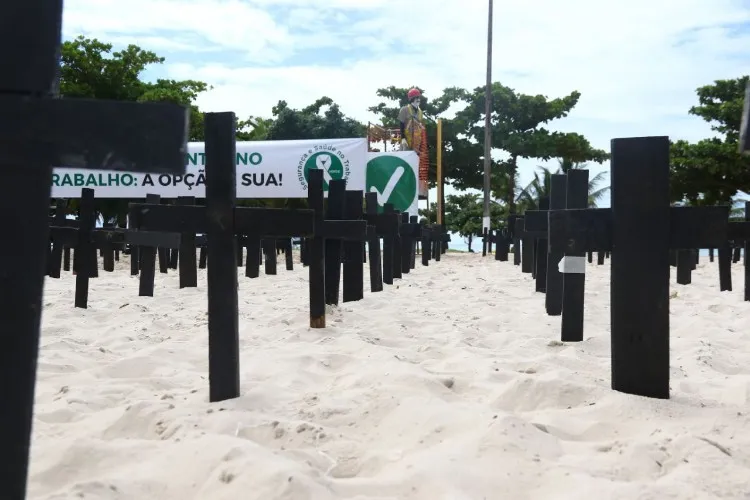 Cruzes espalhadas na orla de Maceió lembram vítimas de acidente de trabalho 
