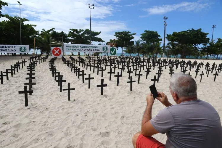 Cruzes espalhadas na orla de Maceió lembram vítimas de acidente de trabalho 