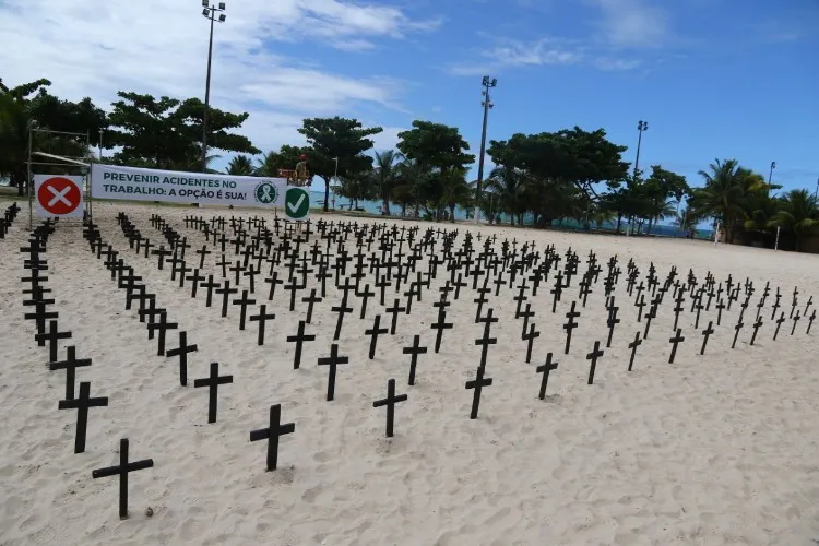 Cruzes espalhadas na orla de Maceió lembram vítimas de acidente de trabalho 