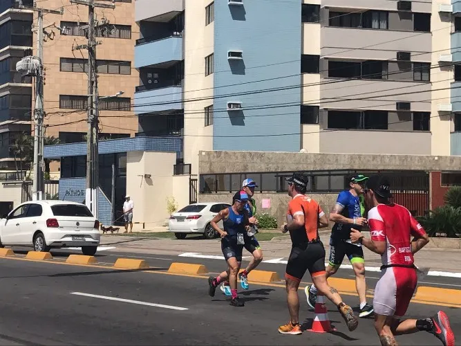 Atletas de 14 países participam da disputa neste domingo (5)