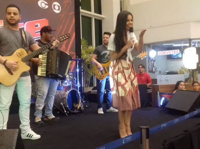Samara Souto faz pocket show em Maceió
