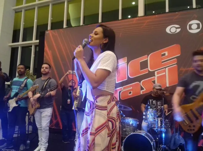Samara Souto faz pocket show em Maceió