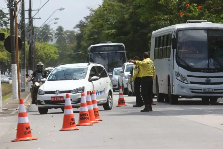 Taxistas, motoristas de ônibus e passageiros estão recebendo orientações