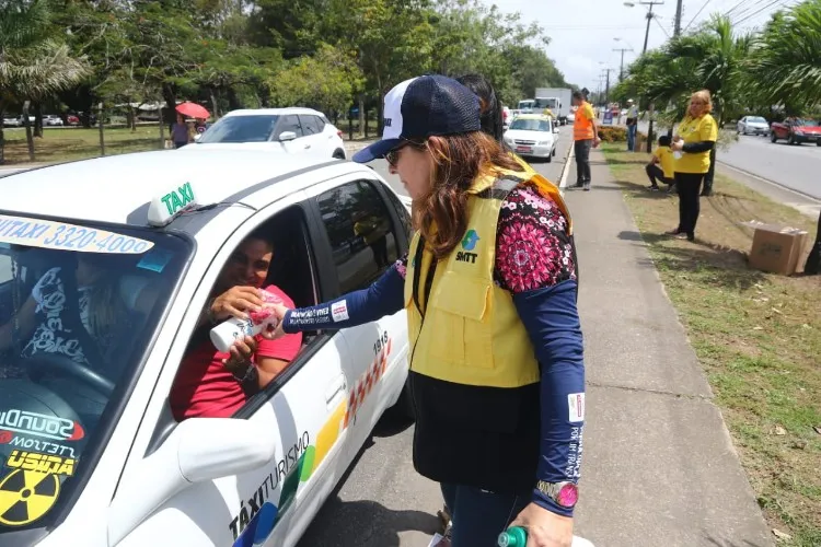 Taxistas, motoristas de ônibus e passageiros estão recebendo orientações