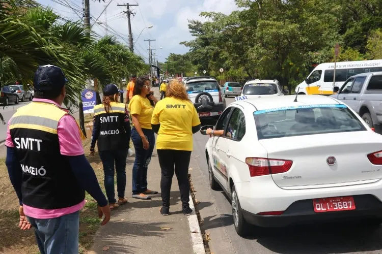 Taxistas, motoristas de ônibus e passageiros estão recebendo orientações