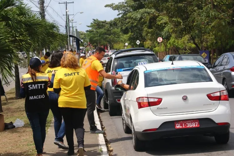 Taxistas, motoristas de ônibus e passageiros estão recebendo orientações