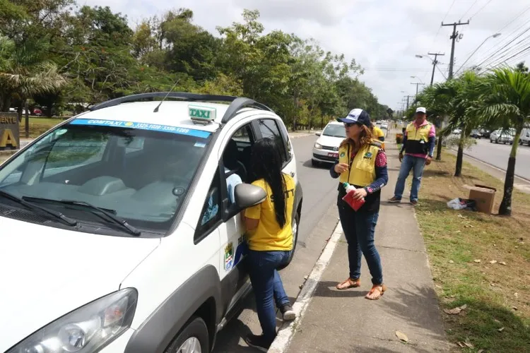 Taxistas, motoristas de ônibus e passageiros estão recebendo orientações