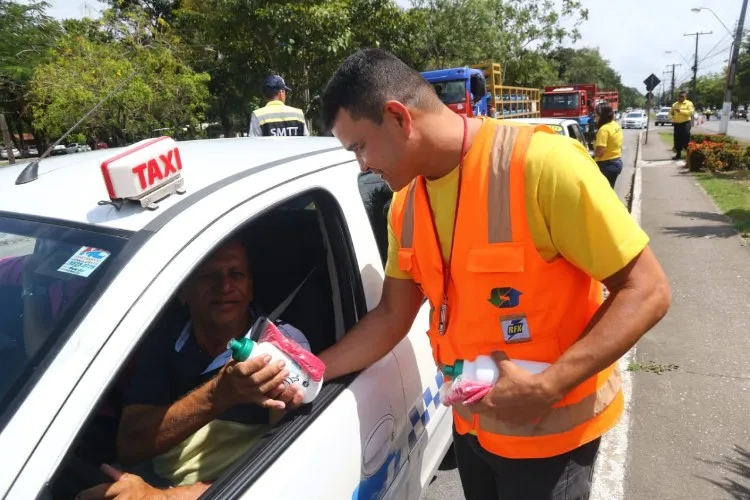 Taxistas, motoristas de ônibus e passageiros estão recebendo orientações