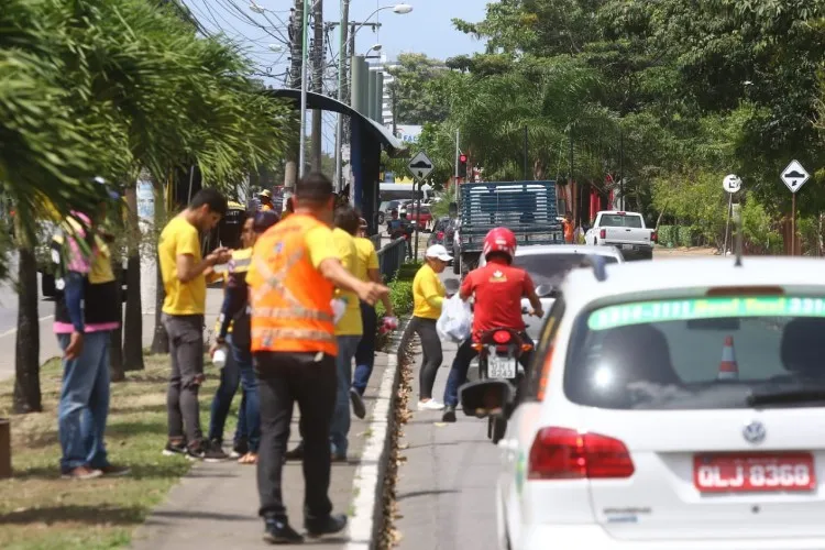 Taxistas, motoristas de ônibus e passageiros estão recebendo orientações