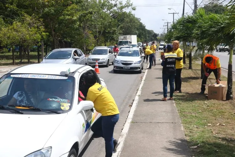 Taxistas, motoristas de ônibus e passageiros estão recebendo orientações