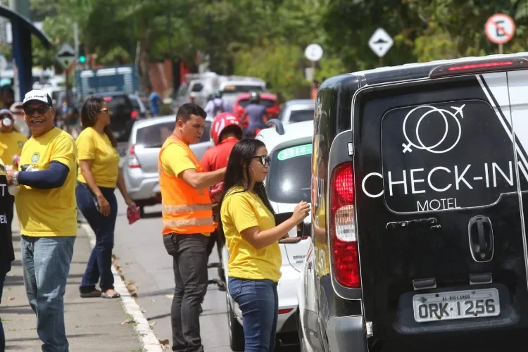 Taxistas, motoristas de ônibus e passageiros estão recebendo orientações