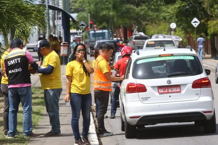 Taxistas, motoristas de ônibus e passageiros estão recebendo orientações