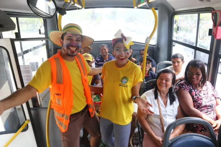 Taxistas, motoristas de ônibus e passageiros estão recebendo orientações