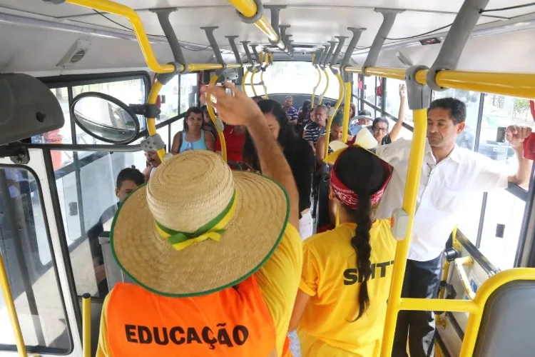Taxistas, motoristas de ônibus e passageiros estão recebendo orientações