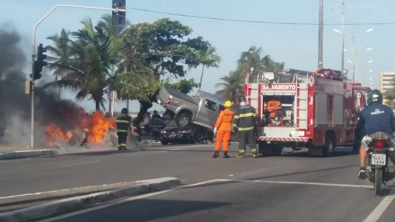 Acidente deixou uma vítima fatal e veículo em chamas 