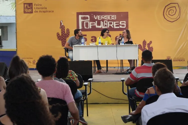 Banca com autores na Fliara