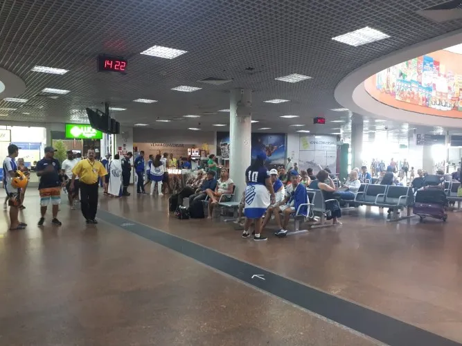Torcedores vibram com a chegada da delegação azulina em Maceió