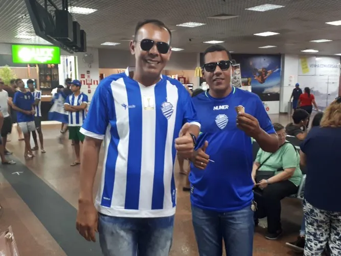 Torcedores vibram com a chegada da delegação azulina em Maceió