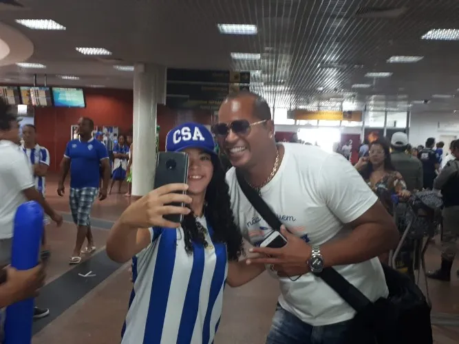 Torcedores vibram com a chegada da delegação azulina em Maceió