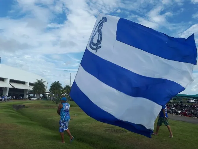 Torcedores vibram com a chegada da delegação azulina em Maceió