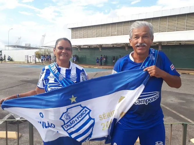 Torcedores vibram com a chegada da delegação azulina em Maceió
