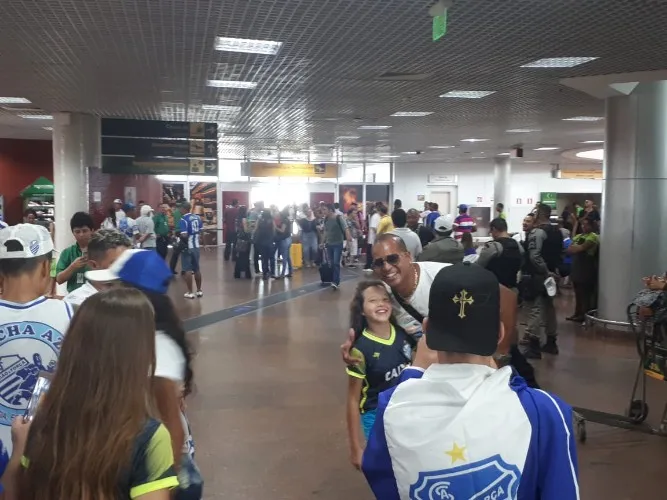 Torcedores vibram com a chegada da delegação azulina em Maceió