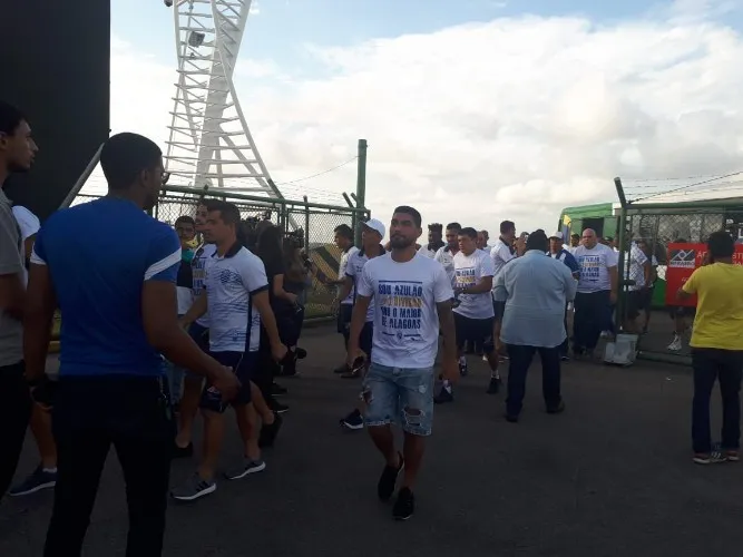 Torcedores vibram com a chegada da delegação azulina em Maceió