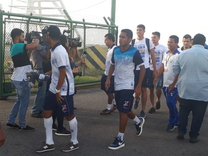 Torcedores vibram com a chegada da delegação azulina em Maceió