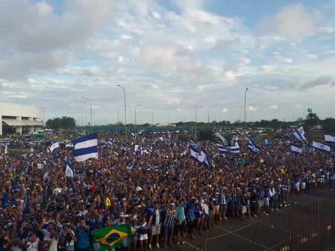 Torcedores vibram com a chegada da delegação azulina em Maceió
