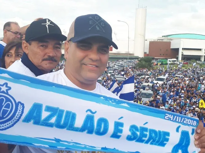 Torcedores vibram com a chegada da delegação azulina em Maceió
