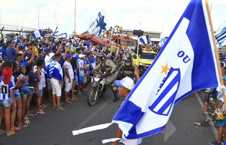 Torcedores vibram com a chegada da delegação azulina em Maceió