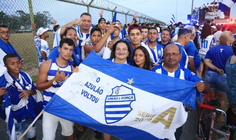 Torcedores vibram com a chegada da delegação azulina em Maceió