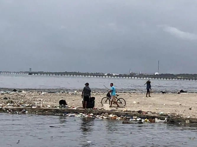 Após chuvas, lixo se acumula na Praia da Avenida